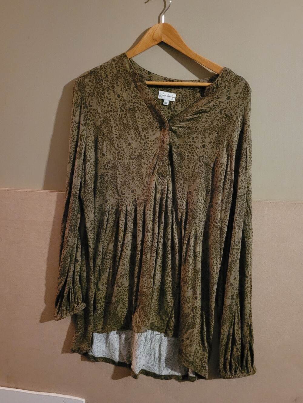 Wonderly Olive Green Leopard Print Top Lg